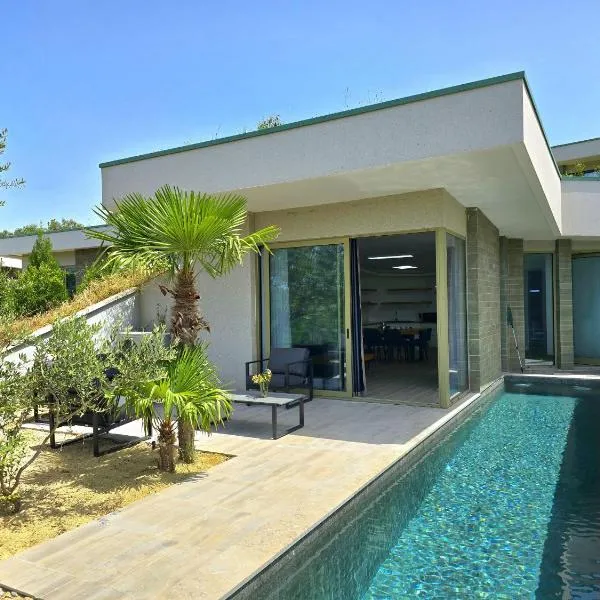 Nature Retreat with Private Pool 279, hotel di Shetaj