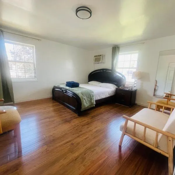 Stay and Relax، فندق في Locust Manor