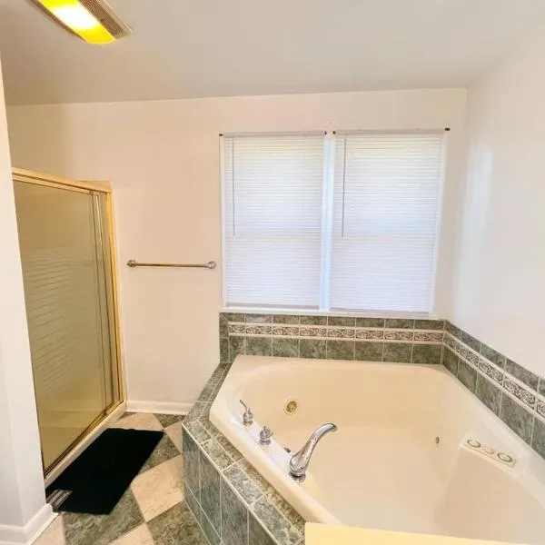 Cozy 5 bedroom Home mins from RIT, hotell sihtkohas Rochester