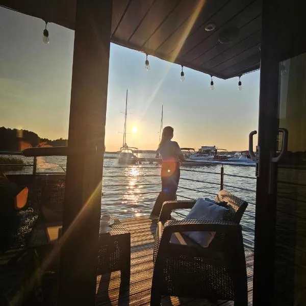 Domek na wodzie Topiko Czarter przy Hotelu Ognisty Ptak, hotel di Ogonki