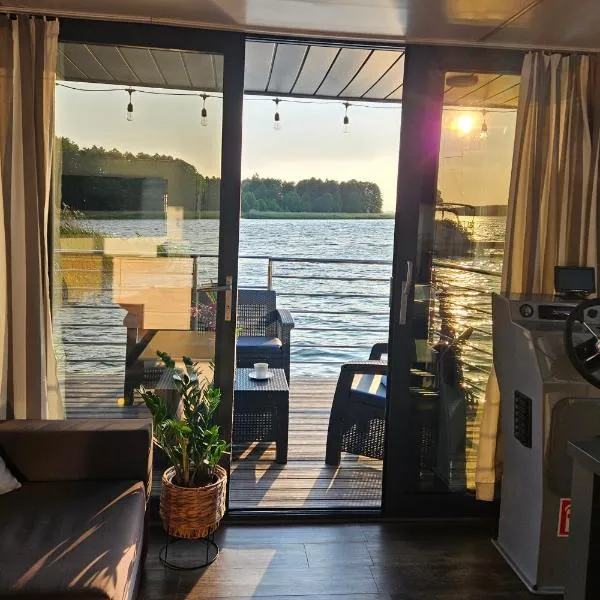 Domek na wodzie Topiko Czarter przy Hotelu Ognisty Ptak – hotel w mieście Ogonki