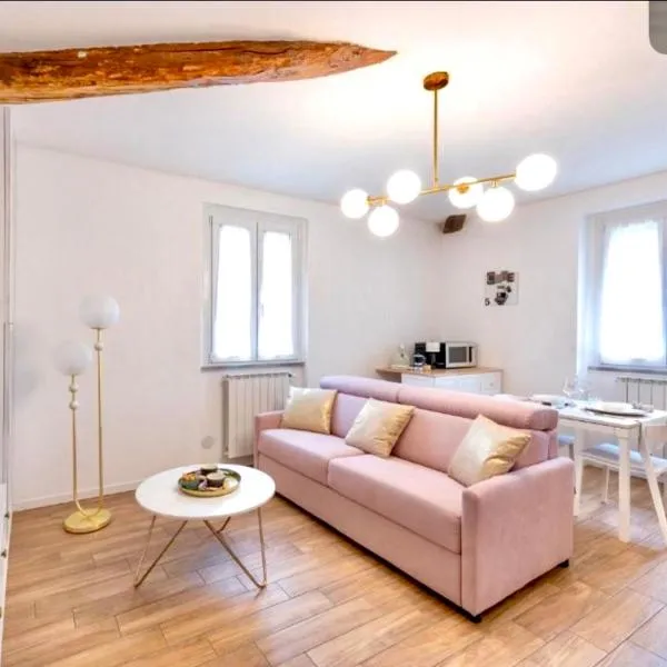 Lora flowers Suite, free parking,self check in, 5, hotel v destinaci Como