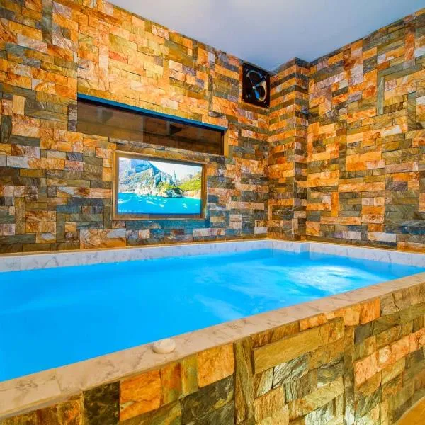 Massive Jacuzzi - 6 Bedroom with Private Bathroom - 1 block from LLeras P11, hotell sihtkohas Medellín