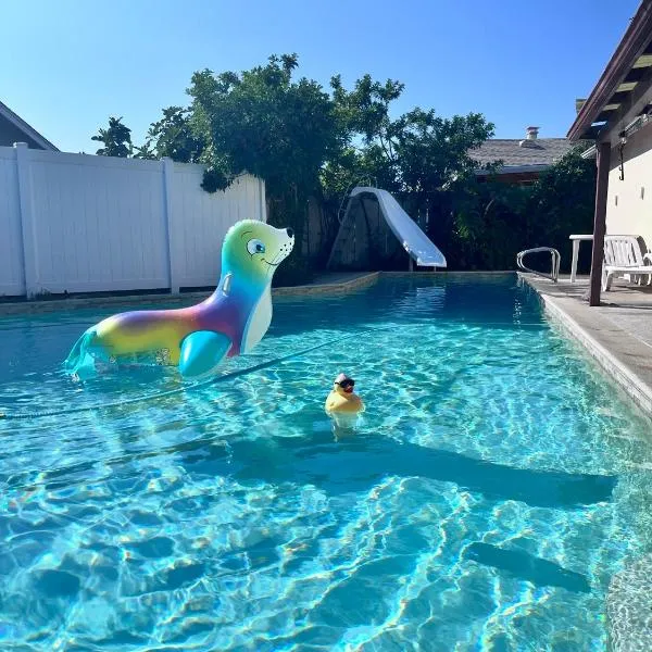 Affordable Private Room with Pool Access and Free Parking Near Zoo and Beaches, hotel a San Diego
