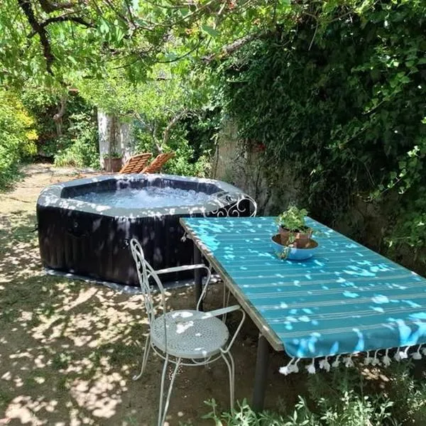 Casa Sole di Toscana USO ESCLUSIVO con 5 camere, 3 bagni, terrazza panoramica, giardino e vasca idromassaggio, Hotel in Monterotondo