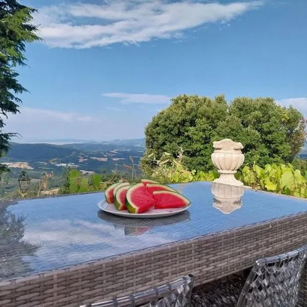 Casa Sole di Toscana con grande terrazza panoramica, giardino e vasca relax idromassaggio, hotel v destinaci Monterotondo