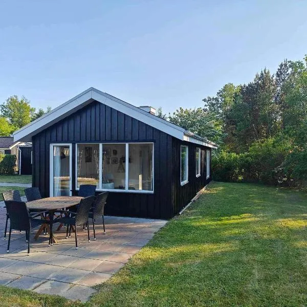Retro Cottage With Fjord View, מלון בStorvorde