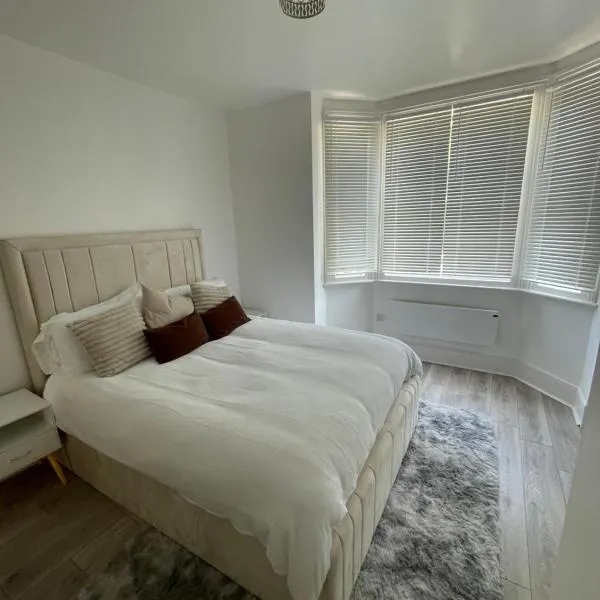 Elegant 4-Bed Victorian Home, hotel en Croydon