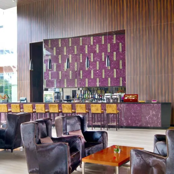 Crowne Plaza Guangzhou Huadu by IHG - Free Shuttle bus between hotel to Exhibition Center During Canton Fair, hotel v Kantonu