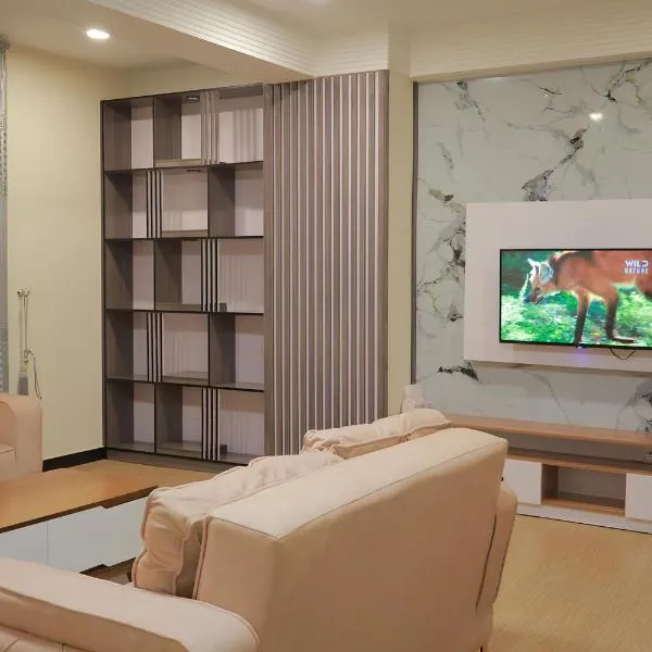 Spacious 5-Bedroom Apartment in the Heart of Bole, hotel in Addis Ababa