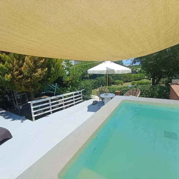 Wooden Summer House, hotell i Mantoúkion