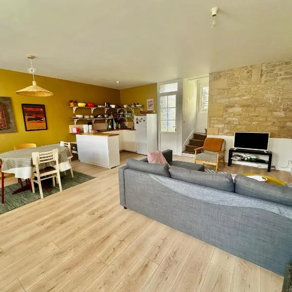 La courette, maison avec cour proche plage、Graye-sur-Merのホテル