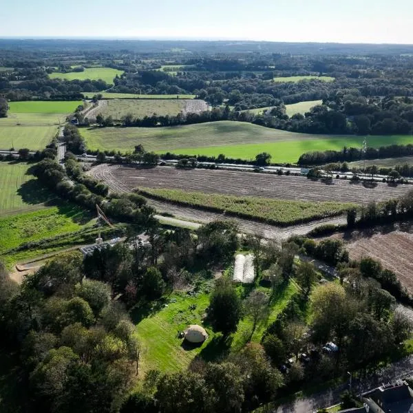Camping éco-touristique et tiers-lieu apprenant - KERBOUZIER, hotel em Melgven