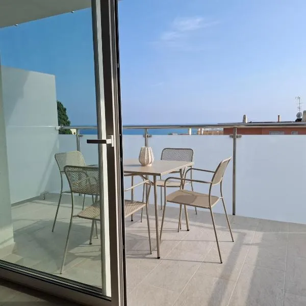 Nuovissimo Appartamento vista mare - seaview terrace 3, hotel v destinaci Pietra Ligure