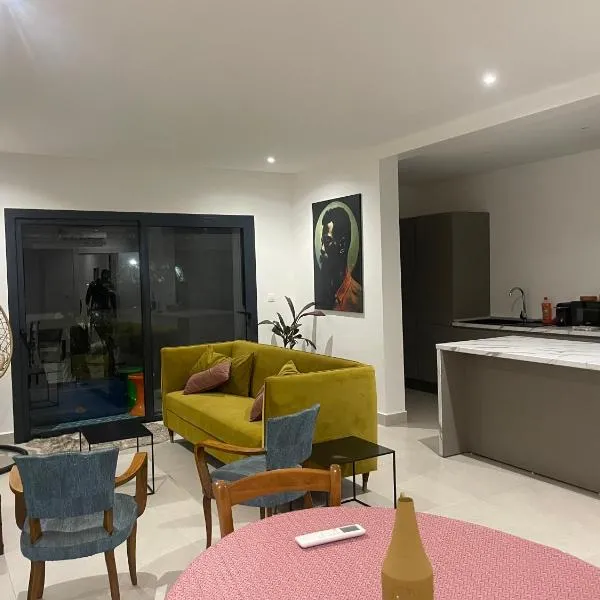 Cozy 2 bedroom apartment, Almadies, hotel v destinaci Dakar