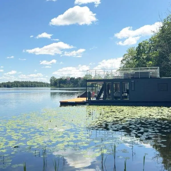 Domki na wodzie Houseboaty – hotel w mieście Olecko