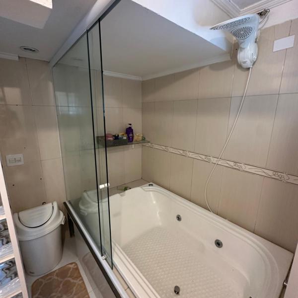 Apartamento Praia da Enseada - hidromassagem, ar condicionado sala e quartos e wifi - Foto 2