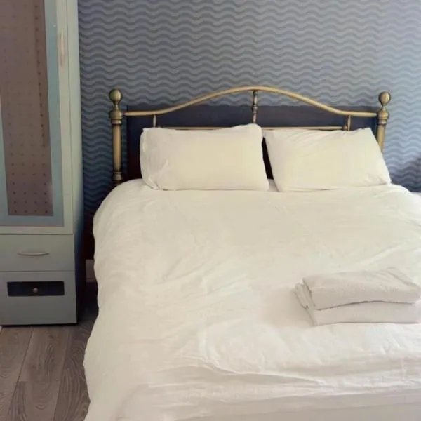 Jacuzzi City Guesthouse, about a 7 min walk to Racecourse and 10 mins to the City, hotel in Doncaster