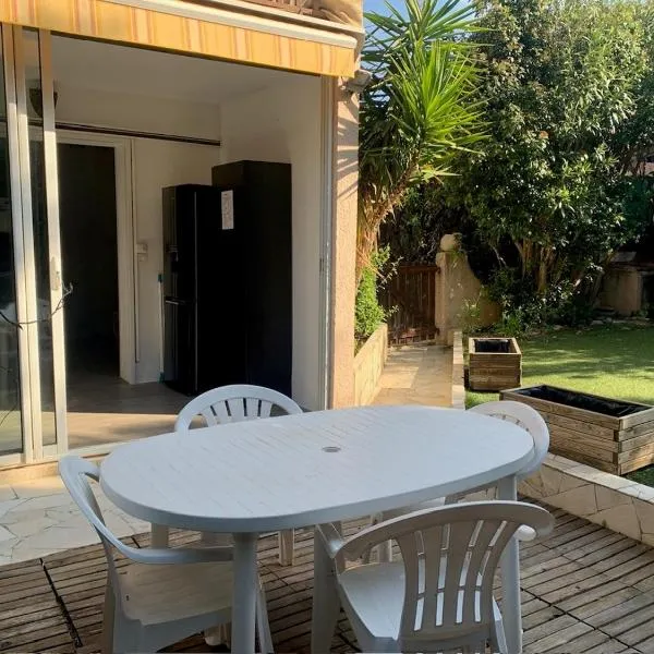 Appartement T1 avec jardin, ξενοδοχείο σε Sanary-sur-Mer