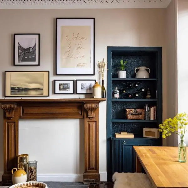 The Wee Shop, Stylish Two Bed Flat in Inverkip Village, hotel v destinaci Inverkip