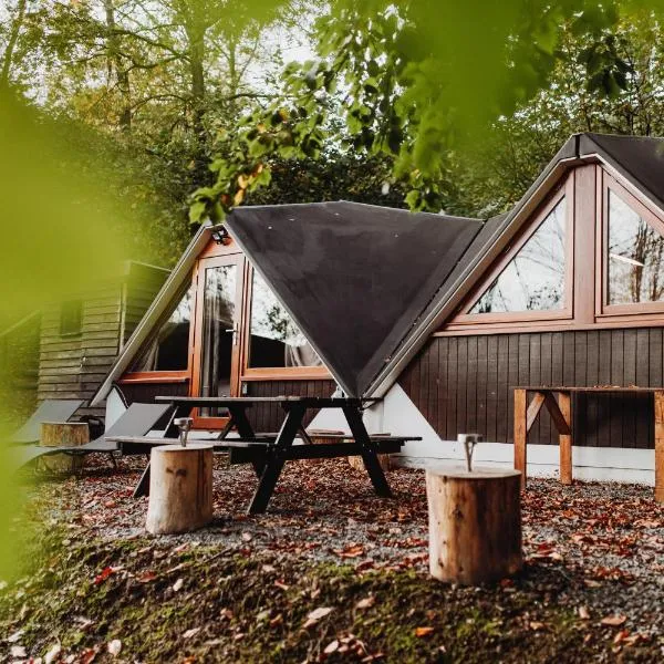 Chambre avec jacuzzi ou Chalets dans les bois, Hotel in Gesves