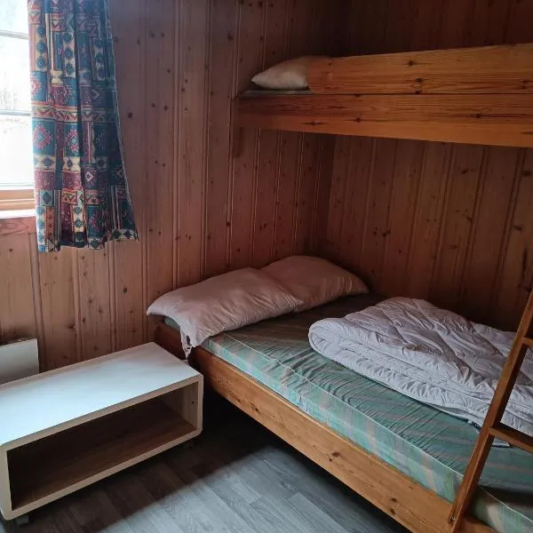Stavn gård og hytter- 8 minutter til Bjørneparken, hotel in Flå