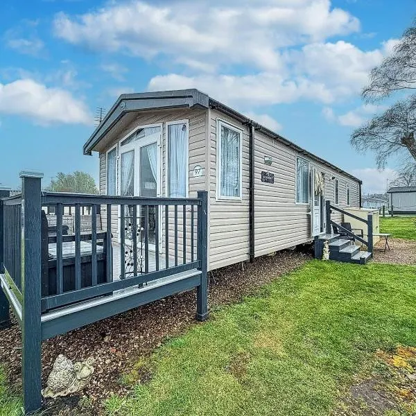 Homely Caravan With Decking And Wifi In Lowestoft Ref 12097B, hotel in Lowestoft