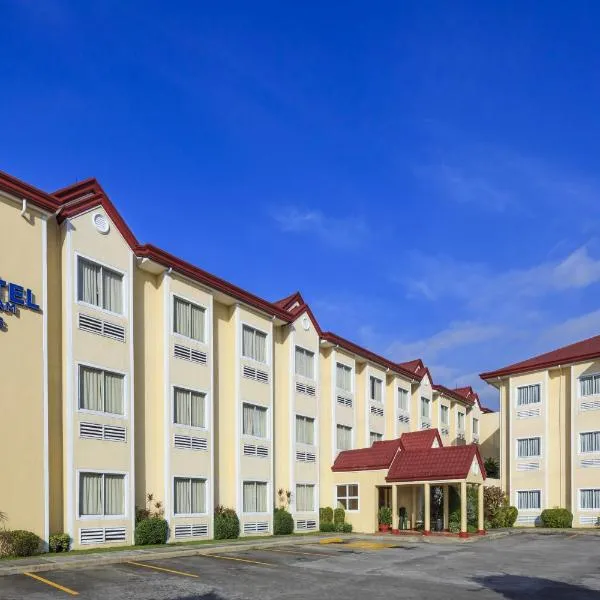 Microtel by Wyndham Batangas, hotel v destinaci Santo Tomas