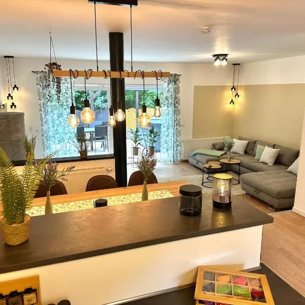 Haus am Wald mit Whirlpool, Garten, Kamin und voll ausgestatteter Küche, hotel in Stolberg