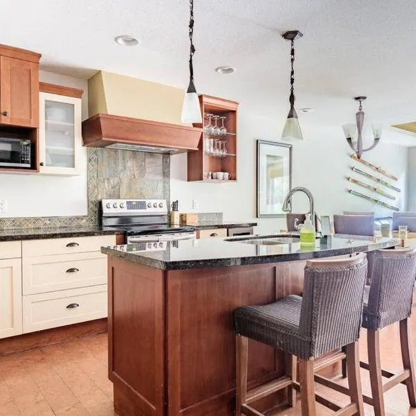 Pooches Paradise - Pet Friendly Hot Tub & Pool, hotel din Canmore