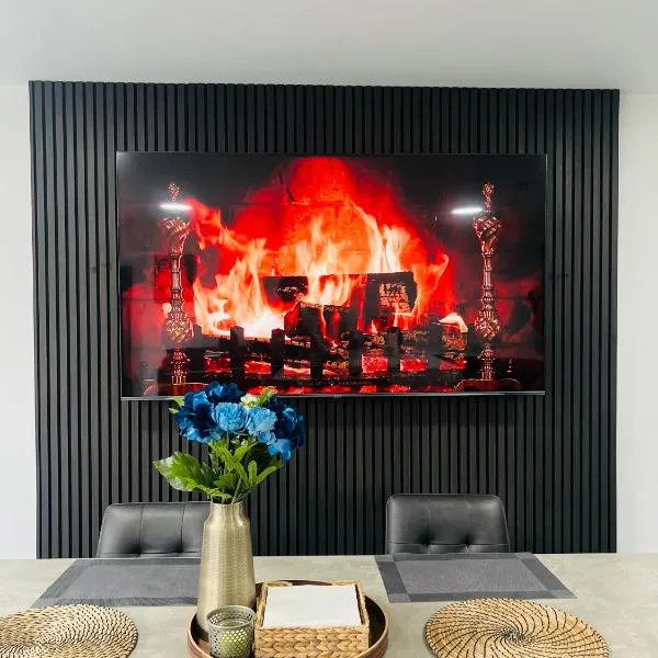 Luxurious New Home Near Airport, khách sạn ở Wythenshawe