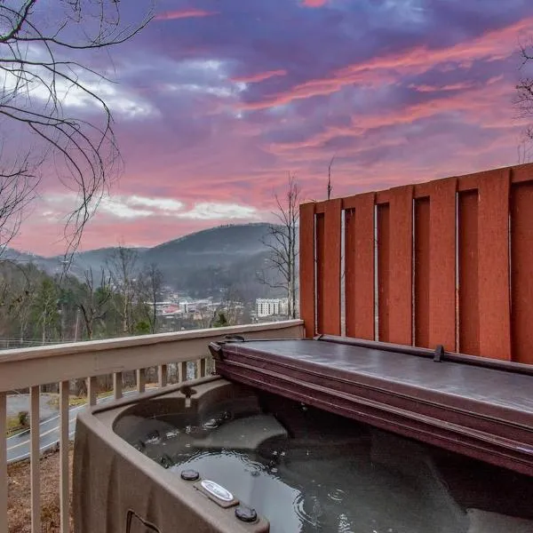 Cozy dwntwn chalet with mtn view GSMNP near Aquarium, khách sạn ở Gatlinburg