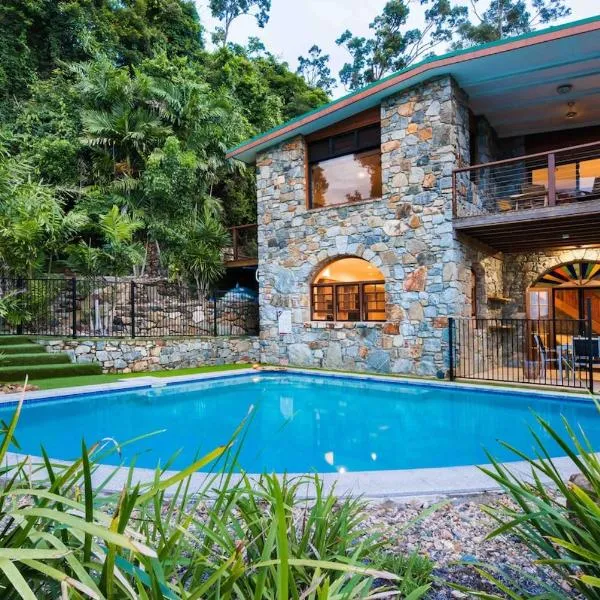 Private Stone House, hotel in Cannonvale