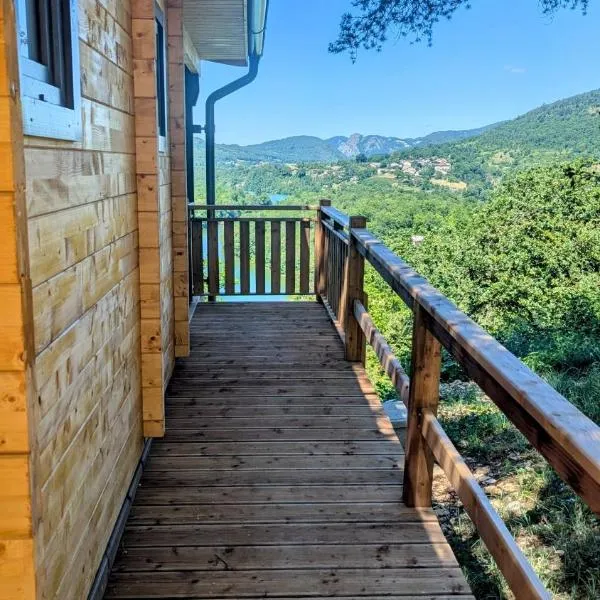 Cabanes et Lodges du Belvedere, hotel v destinaci Serrières-sur-Ain