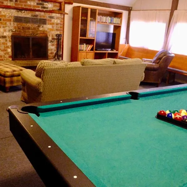Front Lodge at Rainier Lodge, 1 min drive to Mt Rainier entrance, hotel in Ashford