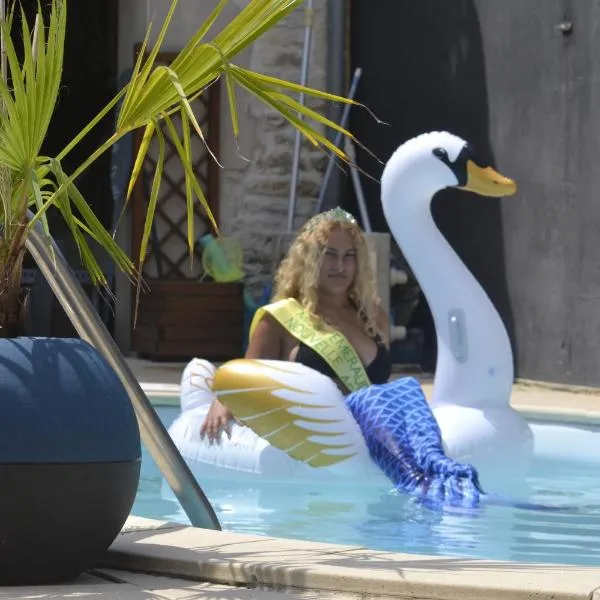 Chambre d'hôte avec piscine partagé à disposition，位于Chef-Boutonne的酒店