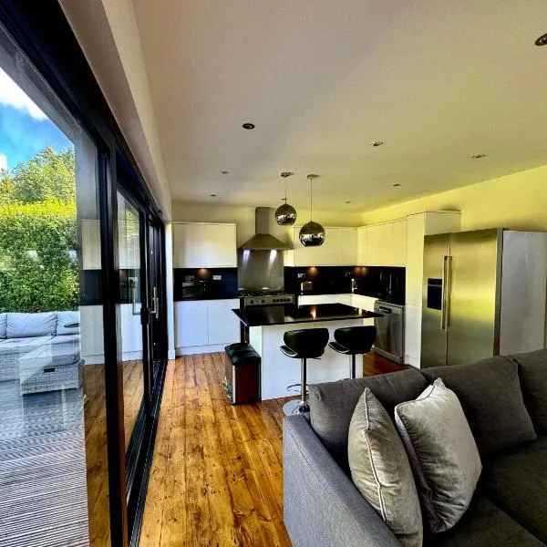 Zarza House Fabulous Art Deco home 4 double Bedrooms Large Garden Free Parking & WiFi, hotel v destinaci Hatfield