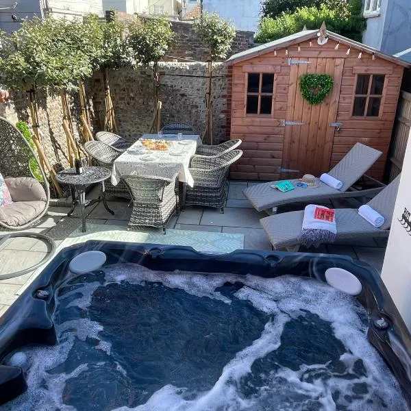 Luxury Georgian home, hot tub, sea view, private garden, sleeps 6, hotel in Bognor Regis