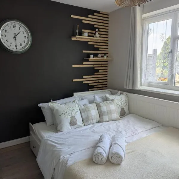 Cozy garden facing room，位于尔丁顿的酒店