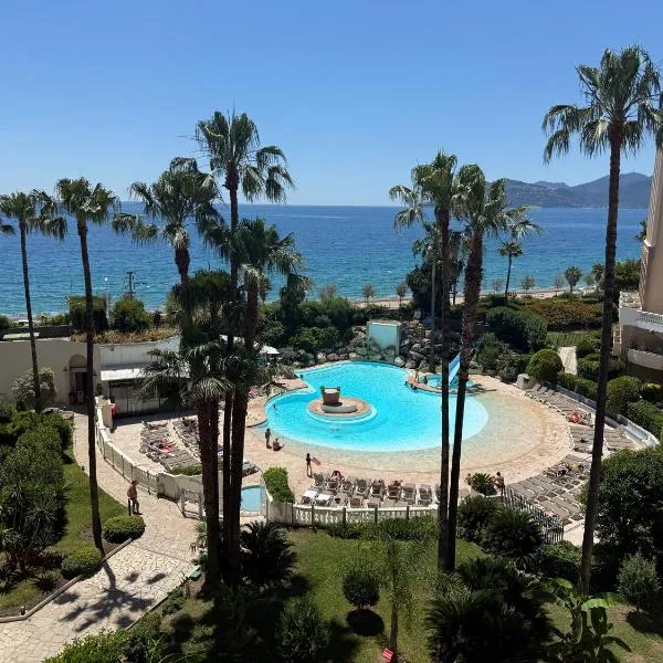 a 2 minutes de la plage vue mer et piscine, hotel en Cannes