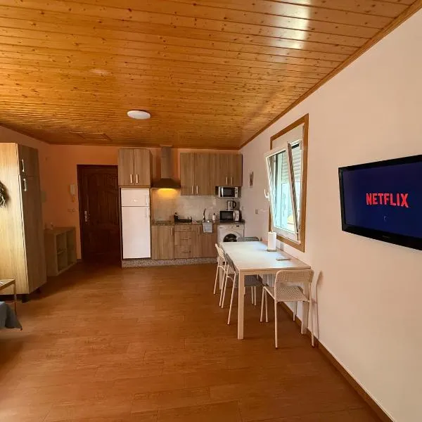 Super Affordable Air Conditioned Apartment in Sobrado with Netflix, hotel in Porta