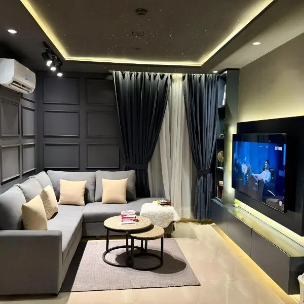 Zameen Aurum Prestige Luxurious Family Apartments Gulberg Lahore, hotel in Lahore