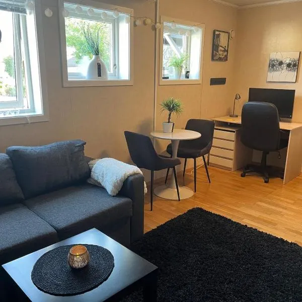 Basement apartment with private entrance and parking, hotel em Kristiansund