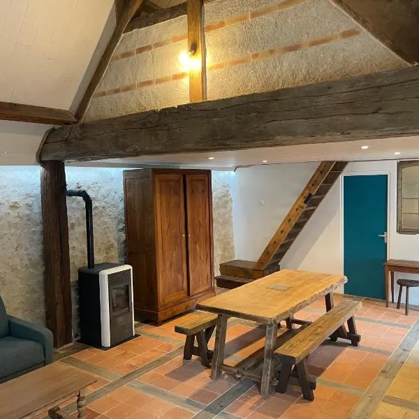 Grange de caractère avec cour privée, hotel em Saint-Étienne-de-Chigny