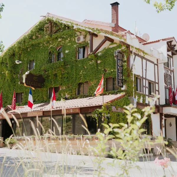 Le Cedrus Hotel, hotel in Al Arz