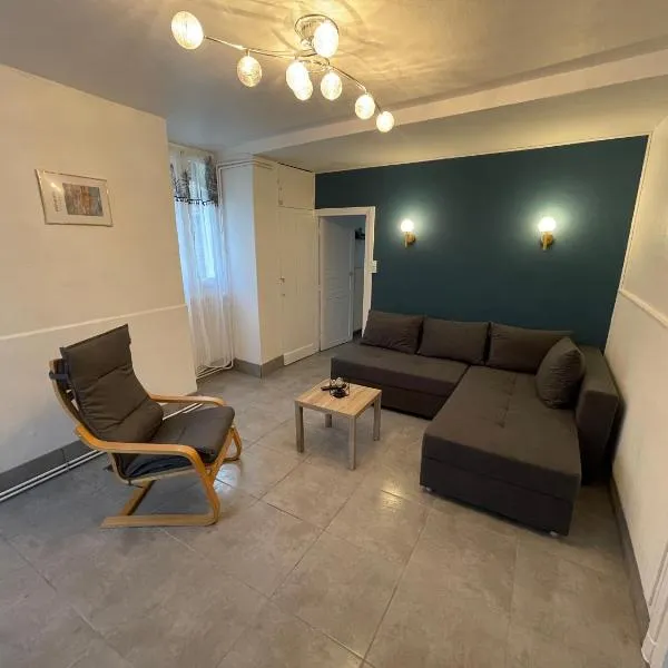 Petite maison avec cour, hotel in Venarey-les-Laumes