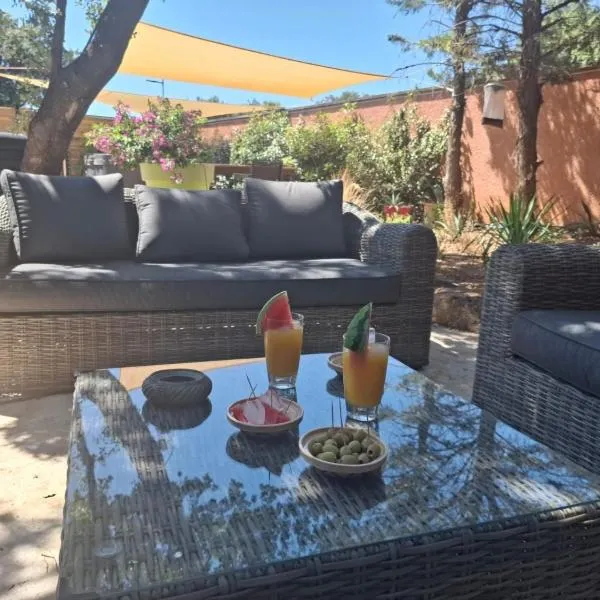 Location indépendante au cœur des Alpilles pour 2 personnes avec Jacuzzi, hotel in Aureille