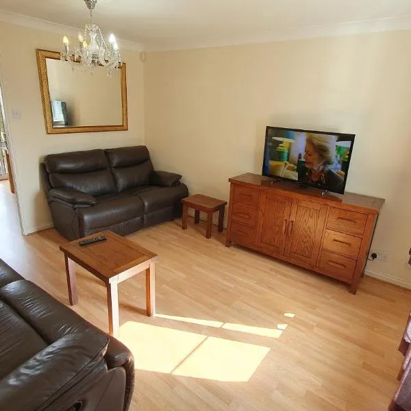 Beautiful 3 bedroom House Manchester, hotel in Little Hulton