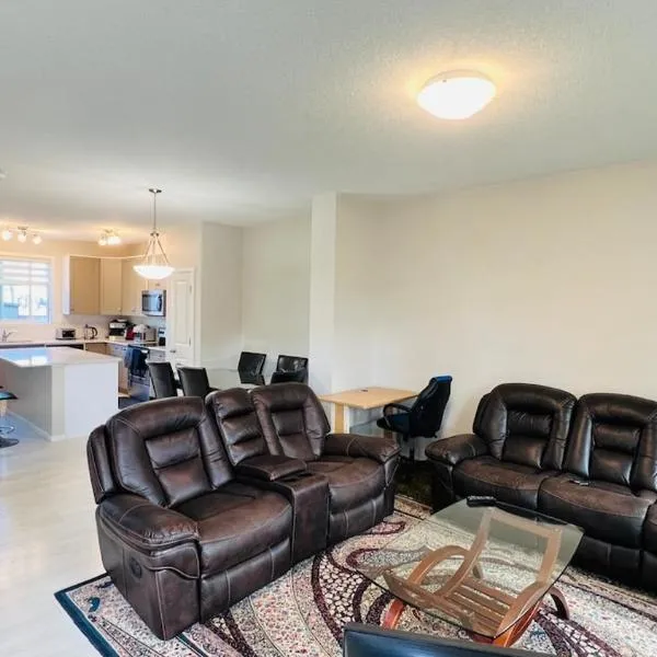 Calgary Airport Getaway Spacious 3BR Full Home, hotel in Calgary
