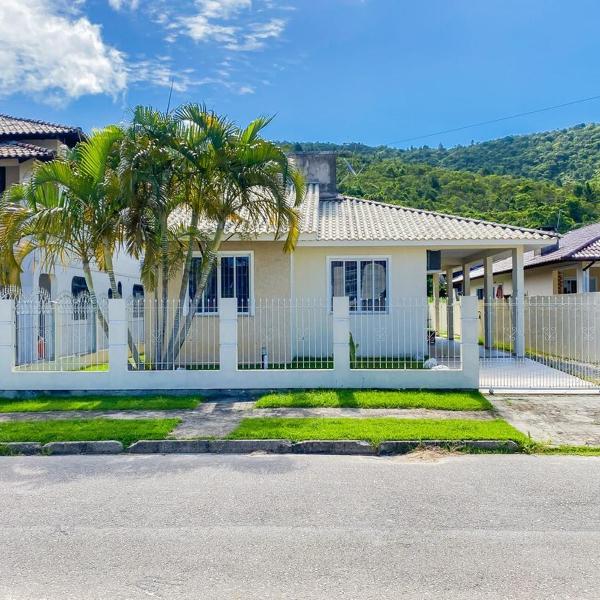 Ampla casa com 04 quartos para locação - 0315